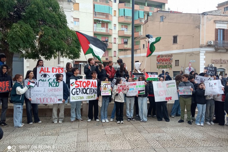 Immagine del post 12306 - Gravina in Puglia Studenti in piazza per Gaza - Gravina in Puglia