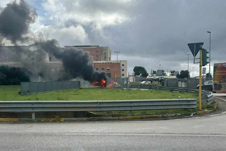 Immagine del post 14614 - Gravina in Puglia Auto in fiamme all'ingresso dell'ospedale - Gravina in Puglia