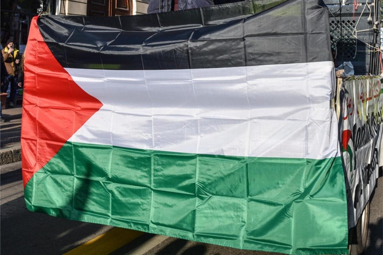 Immagine del post 11317 - Gravina in Puglia Uno striscione per Gaza a Palazzo di Città - Gravina in Puglia