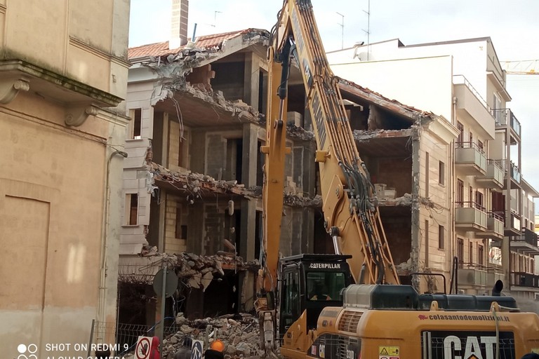 Immagine del post 575 - Gravina in Puglia Demolizione immobile abusivo, forse il primo caso del genere a Gravina - Gravina in Puglia