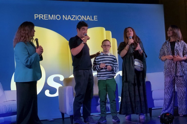 Immagine del post 22462 - Gravina in Puglia Riccardo Scamarcio incanta Piazza Benedetto XIII nel talk con Rajae Bezzaz e Manila Gorio - Gravina in Puglia