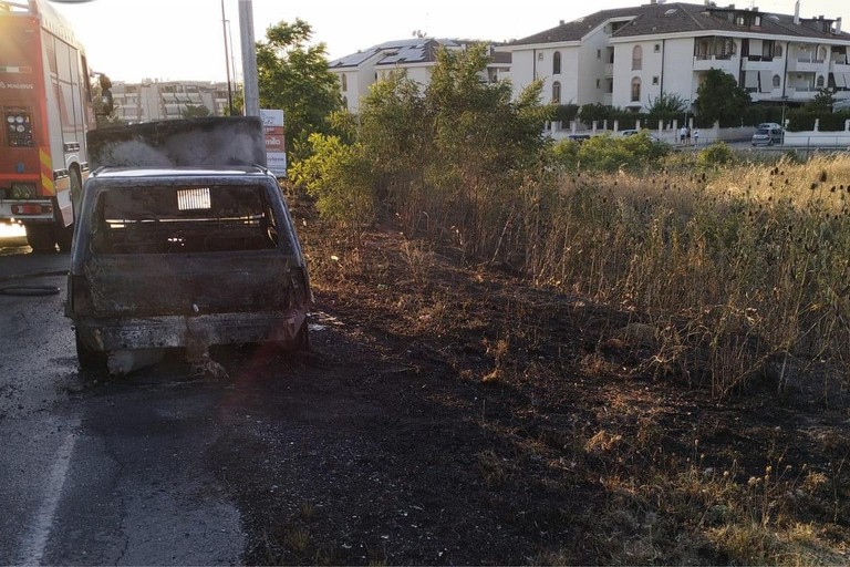 Immagine del post 9358 - Gravina in Puglia Auto in fiamme sulla circonvallazione - Gravina in Puglia