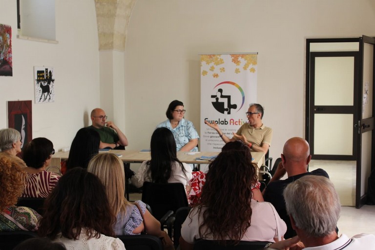 Presentato il libro: “assistenti sociali- tra l’aiuto e la scrittura” - Gravina in Puglia