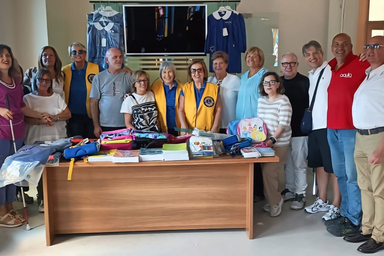 Immagine del post 11396 - Gravina in Puglia Zaino sospeso e storia ritrovata: il Lions Club semina solidarietà e cultura - Gravina in Puglia