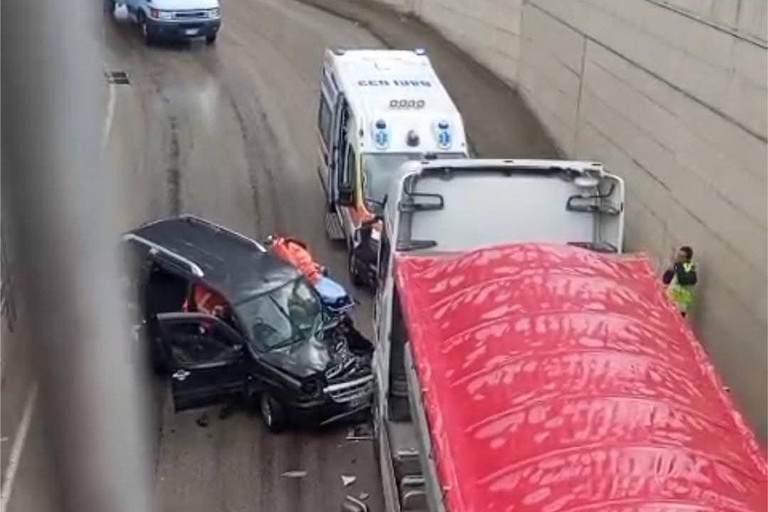 Immagine del post 20483 - Gravina in Puglia Doblò finisce addosso ad un TIr - Gravina in Puglia