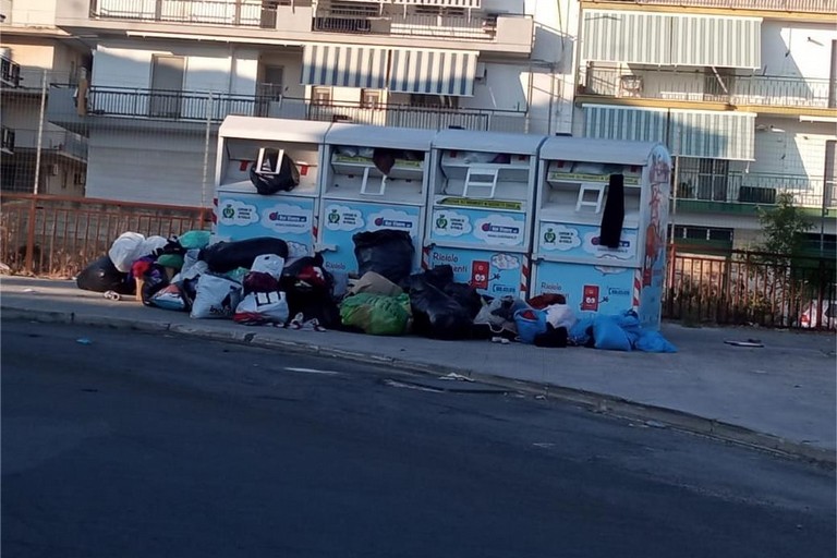 Immagine del post 8599 - Gravina in Puglia Situazione indecorosa nei pressi dei raccoglitori di indumenti - Gravina in Puglia