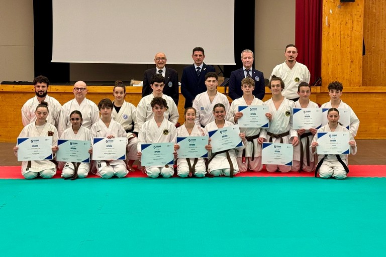 Immagine del post 437 - Gravina in Puglia Nuovi tecnici e cinture nere di karate - Gravina in Puglia