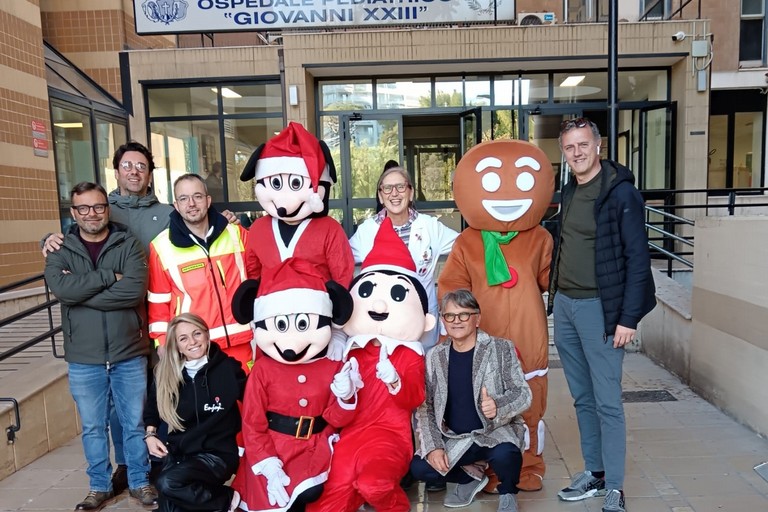 Immagine del post 448 - Gravina in Puglia MGS Group dona zainetti e gadget natalizi ai piccoli pazienti Ospedale Pediatrico Giovanni XXIII di Bari - Gravina in Puglia