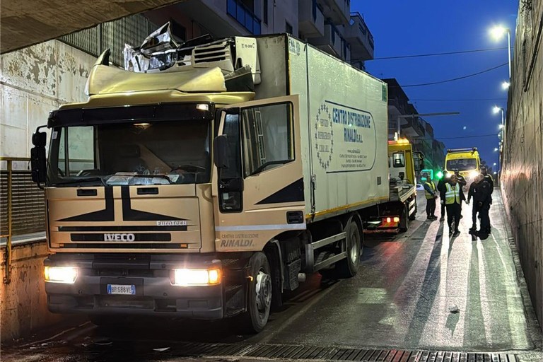 Immagine del post 4565 - Gravina in Puglia Camion si incastra nel sottovia Madonna della stella - Gravina in Puglia