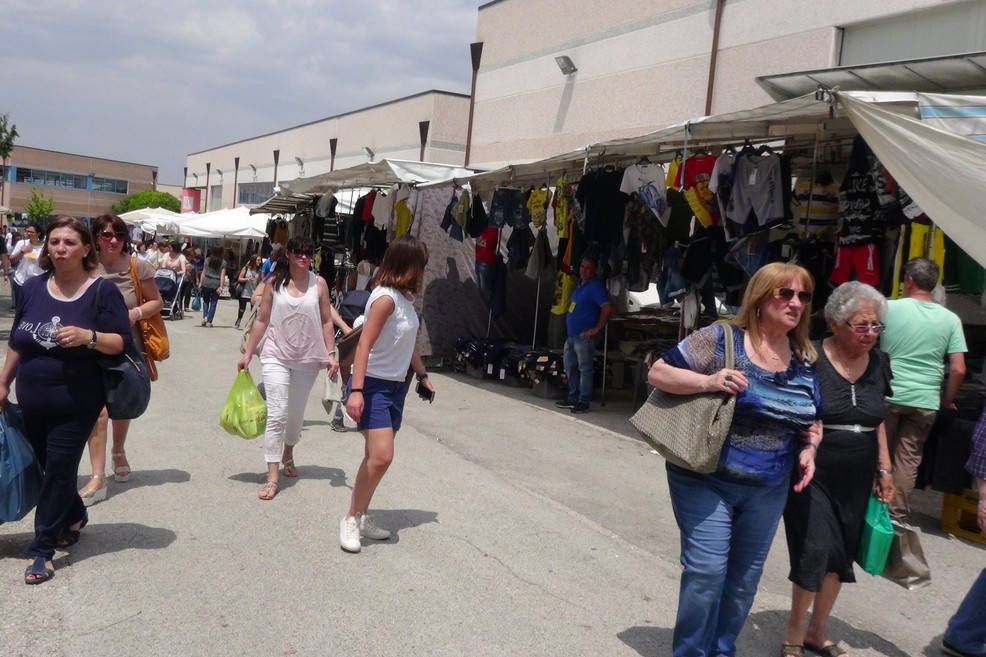 Immagine del post 7803 - Gravina in Puglia All’area fiera c’è il luna park, sospeso Mercato settimanale - Gravina in Puglia