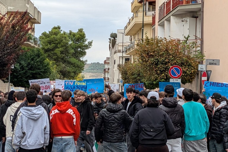 Immagine del post 26670 - Gravina in Puglia Anche a Gravina studenti in Piazza - Gravina in Puglia