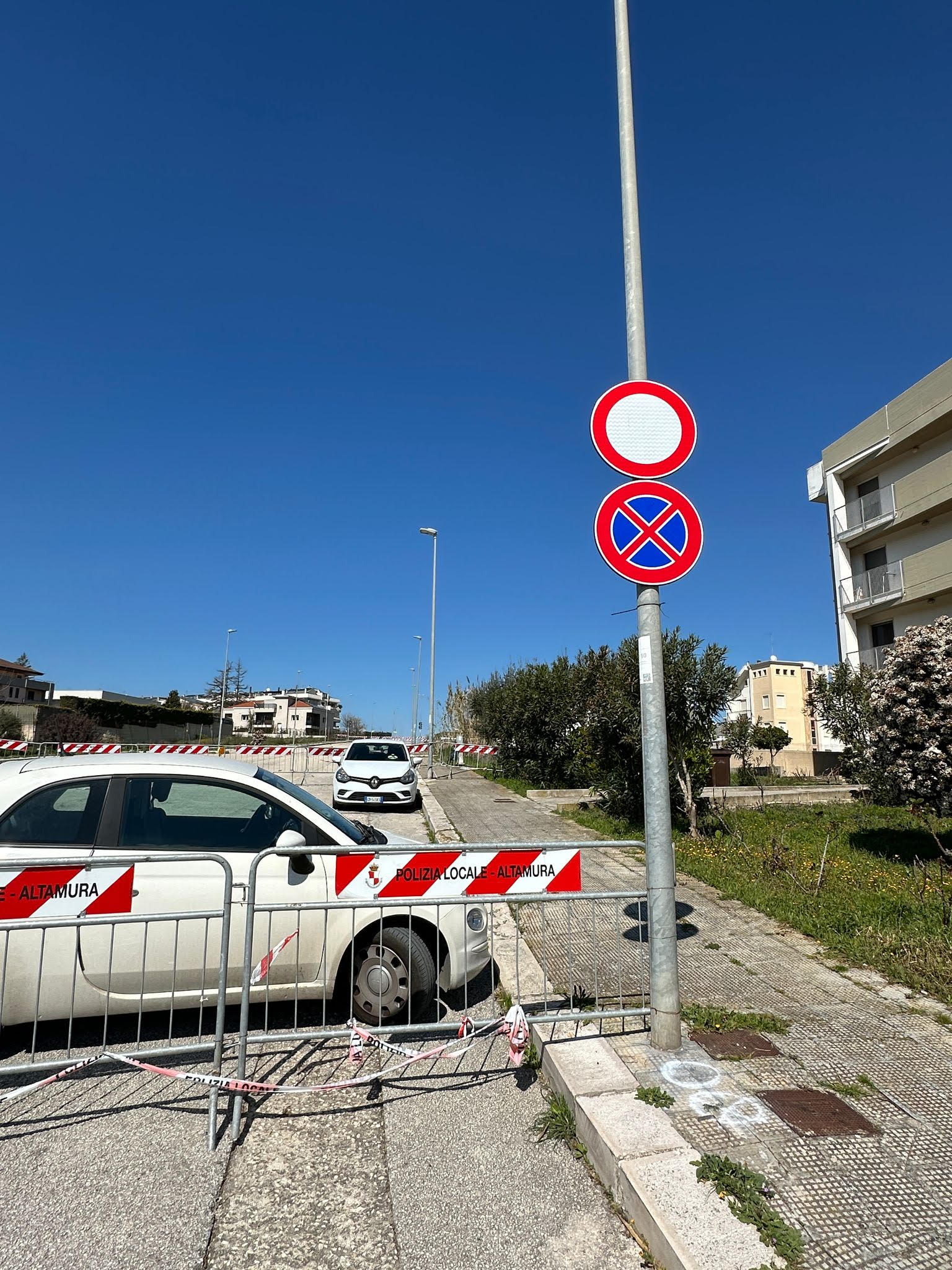 Immagine del post 4197 - Murgia Altamura colabordo: sprofonda Via Parigi, strada chiusa ma nessun intervento in vista - Murgia