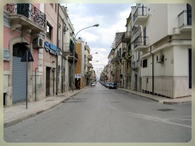 Immagine del post 4307 - Murgia Altamura, le strisce gialle “invadono”anche Via Santeramo - Murgia