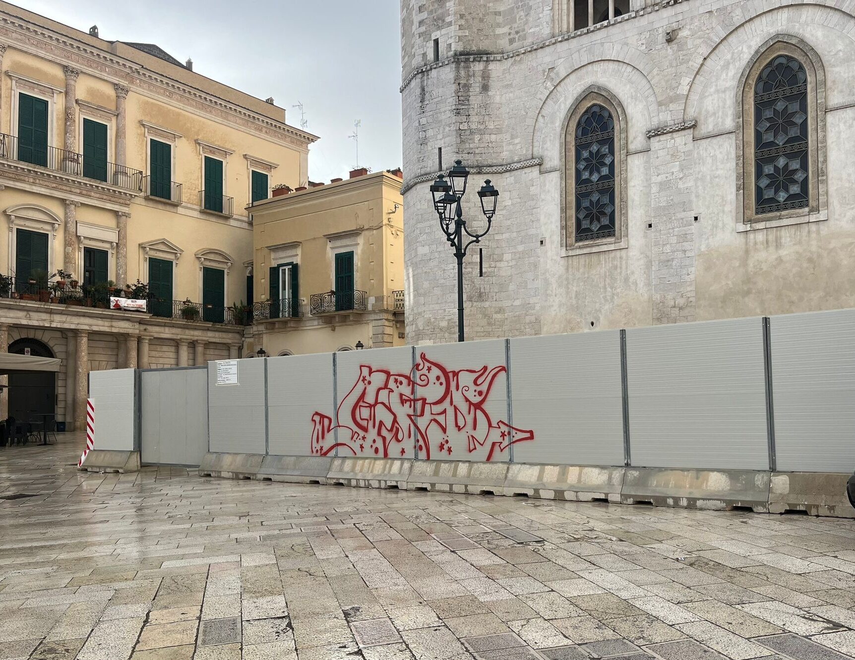 Immagine del post 221 - Murgia Altamura, vandalismo in pieno centro: imbrattata la recinzione del cantiere della Cattedrale - Murgia