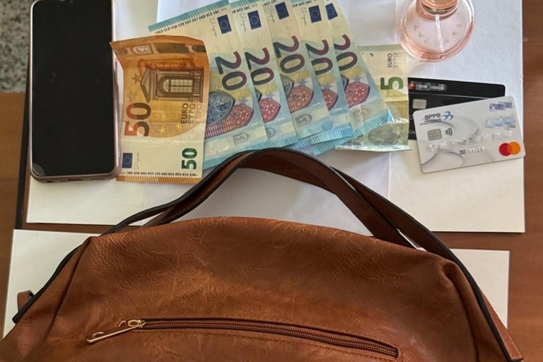 Immagine del post 1230 - Matera Ruba una borsa ìn un'auto a Matera - Matera