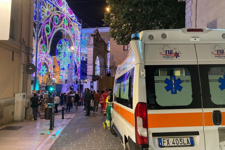Immagine del post 22366 - Matera Festa della Bruna, sette feriti lievi durante strazzo - Matera