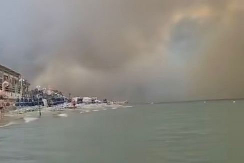 Immagine del post 9441 - Matera Vasto incendio a Metaponto, fiamme vicine a campeggi e villaggi - Matera
