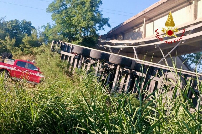 Immagine del post 22682 - Matera Precipita da cavalcavia, morto autotrasportatore - Matera