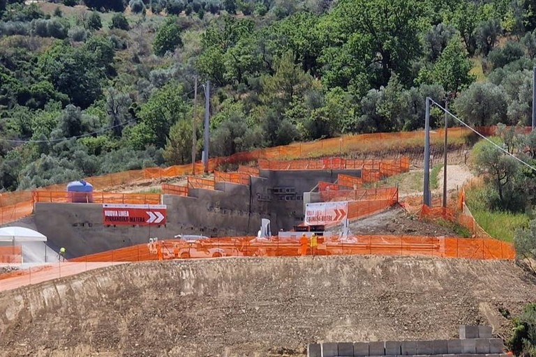 Immagine del post 11534 - Matera Operaio gravemente ferito in cantiere nuova linea ferroviaria - Matera