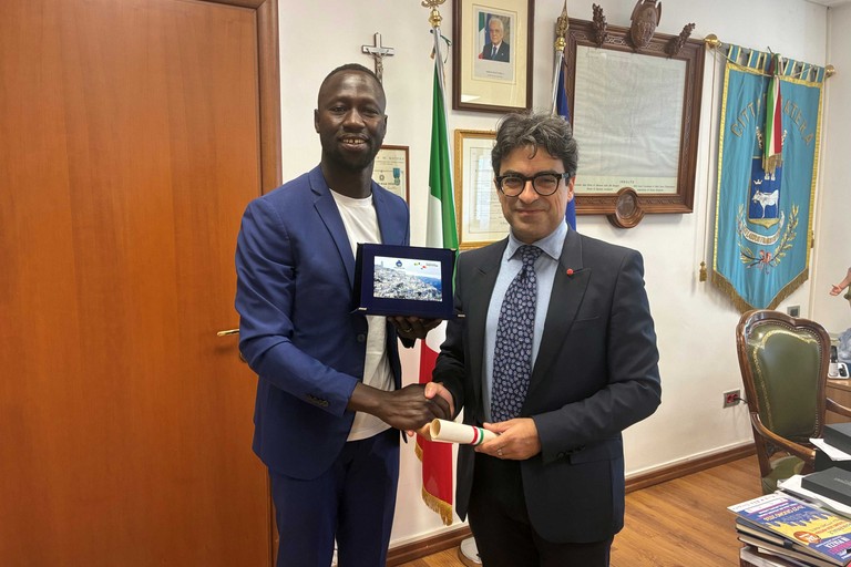 Immagine del post 22761 - Matera Trova portafogli con 500 euro e rintraccia proprietario, sindaco ringrazia - Matera