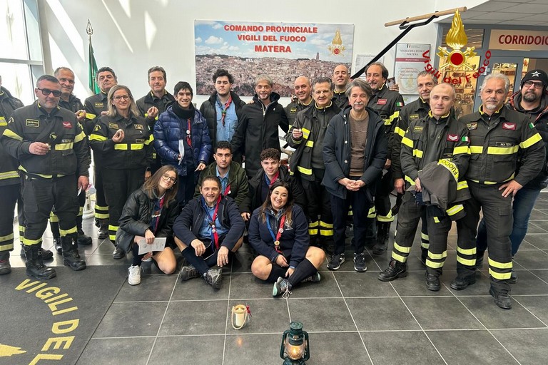 Immagine del post 14952 - Matera La luce di Betlemme nel comando dei vigili del fuoco - Matera