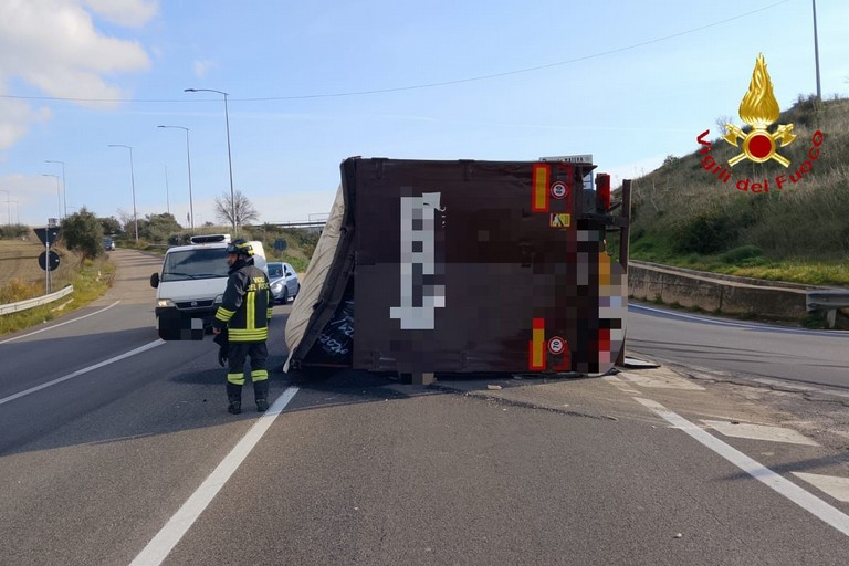 Autotreno si ribalta, ferito il conducente - Matera