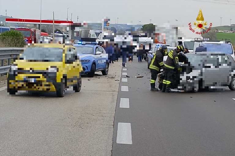 Incidente sulla strada statale 99, tre persone ferite - Matera