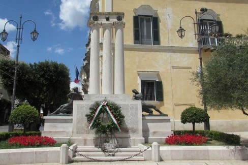 Nella notte trattamenti fitosanitari in piazza Vittorio Veneto - Matera