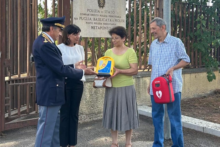 Donato un defibrillatore alla Polizia ferroviaria - Matera