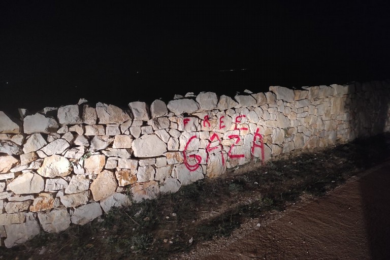 Immagine del post 12978 - Matera Scritte in vernice sui muretti a secco, Parco Murgia denuncia vandalismo - Matera