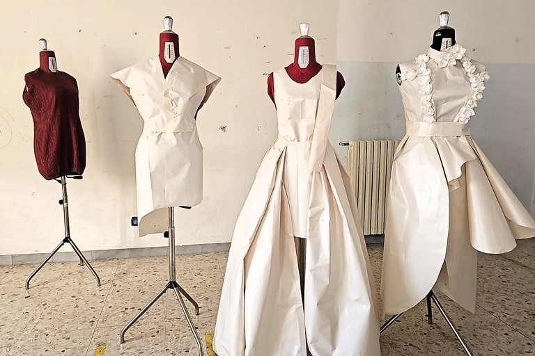Immagine del post 19658 - Matera La carta per modellare i vestiti: un progetto dell'Istituto Morra - Matera