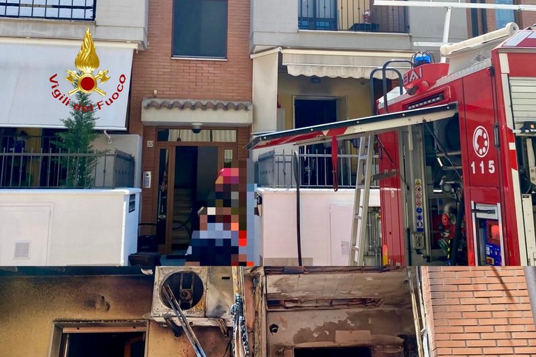 Incendio in un appartamento, una persona soccorsa per malore - Matera