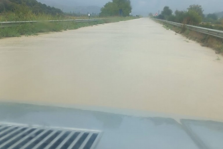 Strade allagate per intense piogge, soccorsi vari automobilisti - Matera