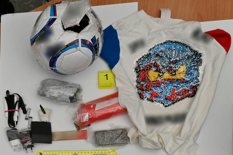 Droga e cellulari portati in carcere in un pallone - Matera