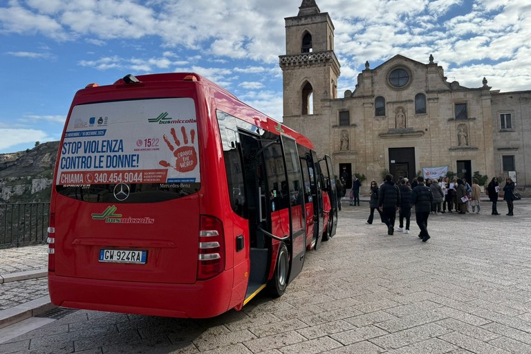 Immagine del post 14290 - Matera Sui bus i messaggi contro la violenza sulle donne - Matera