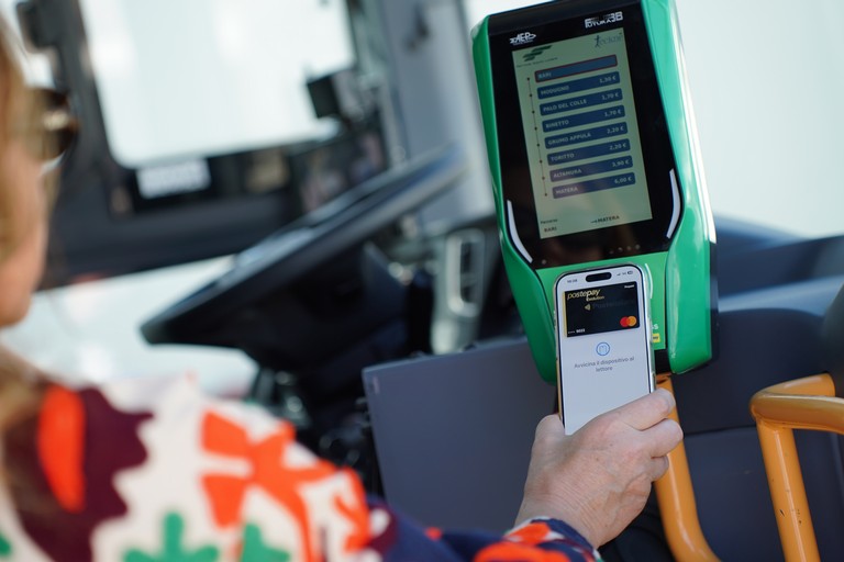 Blocca un autobus e reagisce con violenza ai poliziotti, arrestato - Matera