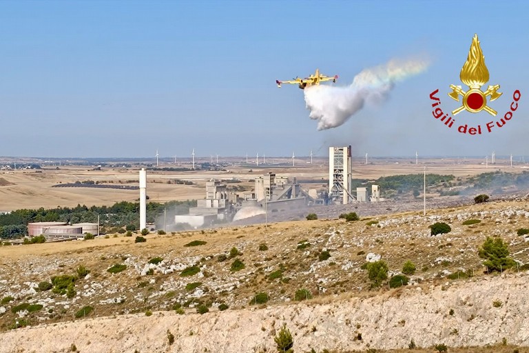 Immagine del post 23448 - Matera Incendio nel Parco della Murgia materana, salvati bosco e cementeria - Matera