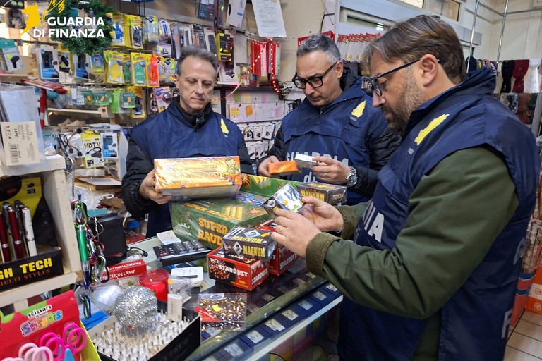 Sequestrati botti pericolosi in alcuni negozi - Matera