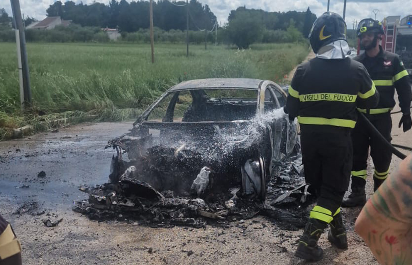 Auto in fiamme sulla provinciale tra Acquaviva e Santeramo - Santeramo in Colle
