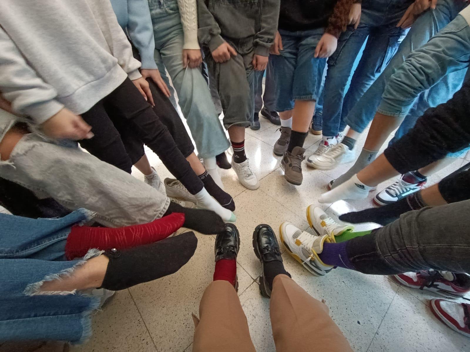 Immagine del post 16976 - Santeramo in Colle L’Istituto “Hero Paradiso-San Giovanni Bosco” celebra la Giornata dei Calzini Spaiati: un inno alle diversità - Santeramo in Colle