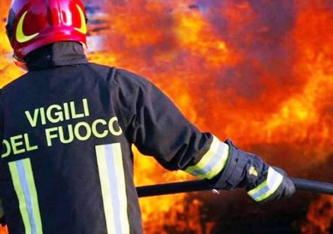 Immagine del post 12034 - Santeramo in Colle Incendio in un appartamento, Vigili del Fuoco al lavoro tra fiamme e fumo denso - Santeramo in Colle