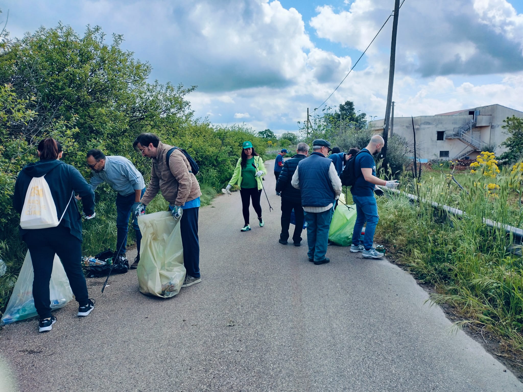 Immagine del post 6508 - Santeramo in Colle Giornata mondiale della Terra, rimossi oltre quattro quintali di rifiuti in via Fieramosca - Santeramo in Colle